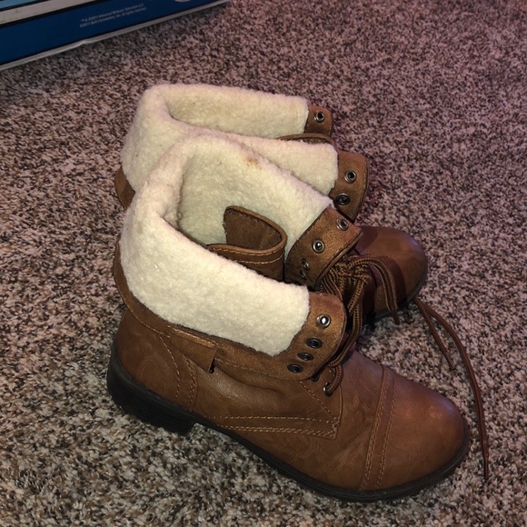 Faux fur boots - Picture 2 of 3